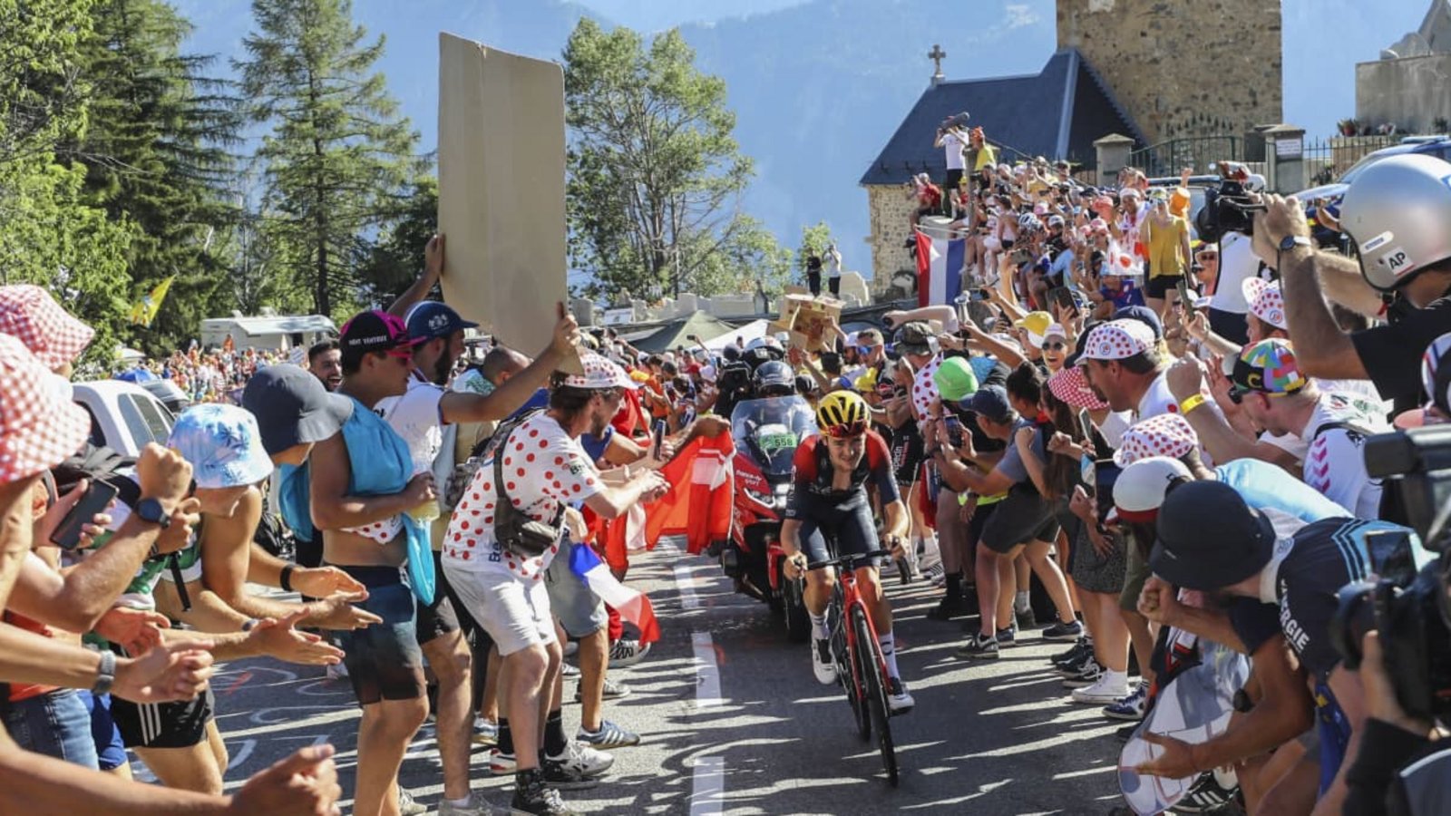 Der Sieger bei der bislang letzten Tour-Etappe, die nach 21 Kehren in L'Alpe d'Huez endete, war 2022 der Brite Tom Pidcock. Er fuhr damals noch für das Ineos-Team.IMAGO/Belga Der Sieger bei der bislang letzten Tour-Etappe, die nach 21 Kehren in L'Alpe d'Huez endete, war 2022 der Brite Tom Pidcock. Er fuhr damals noch für das Ineos-Team.IMAGO/Belga
