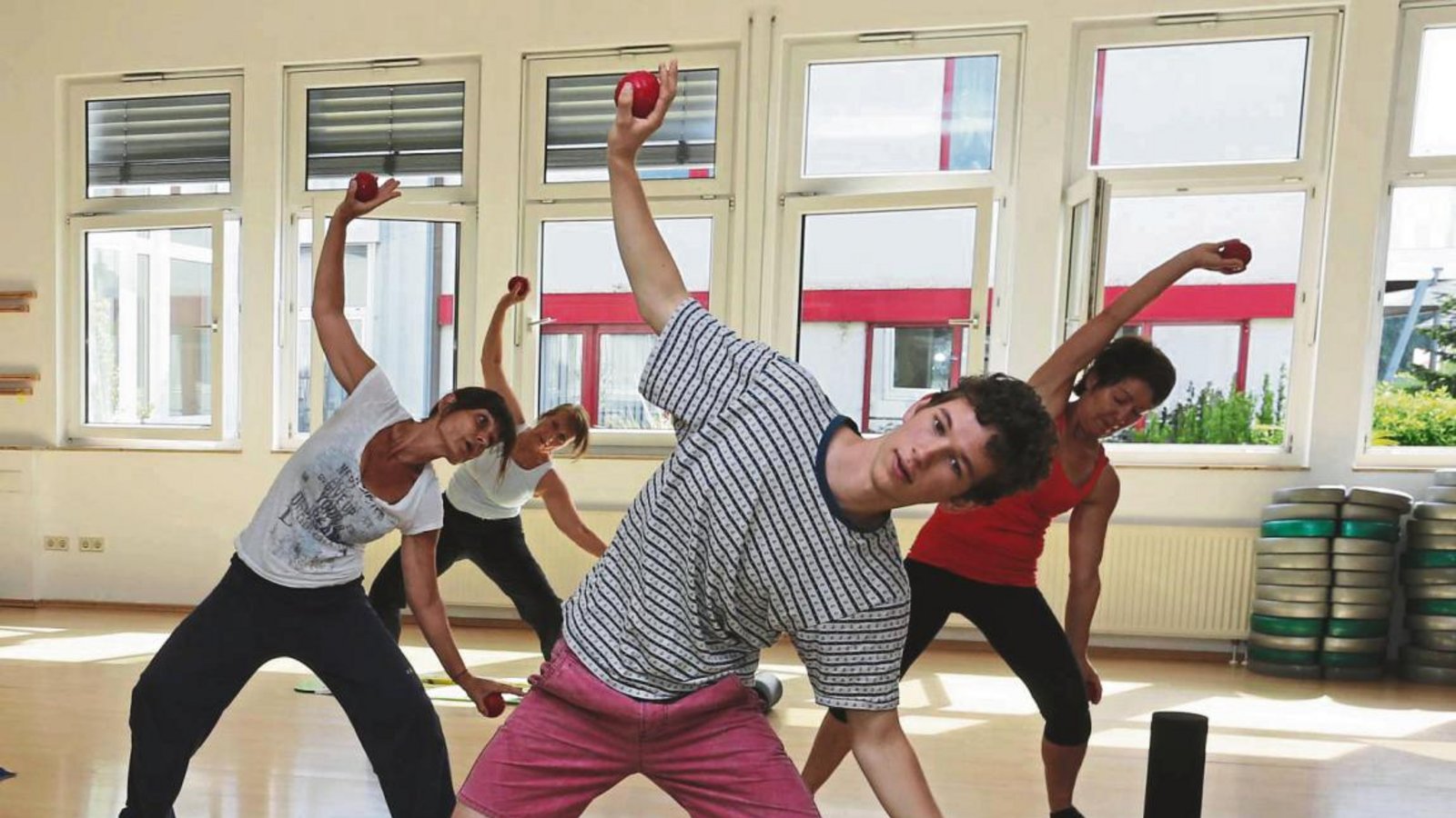 Faszientraining im Rahmen der Aktion Aktiv & Fit in der Region – mittendrin: VKZ-Praktikant Lars Kirchhoff Foto: Küppers Faszientraining im Rahmen der Aktion Aktiv & Fit in der Region – mittendrin: VKZ-Praktikant Lars Kirchhoff Foto: Küppers