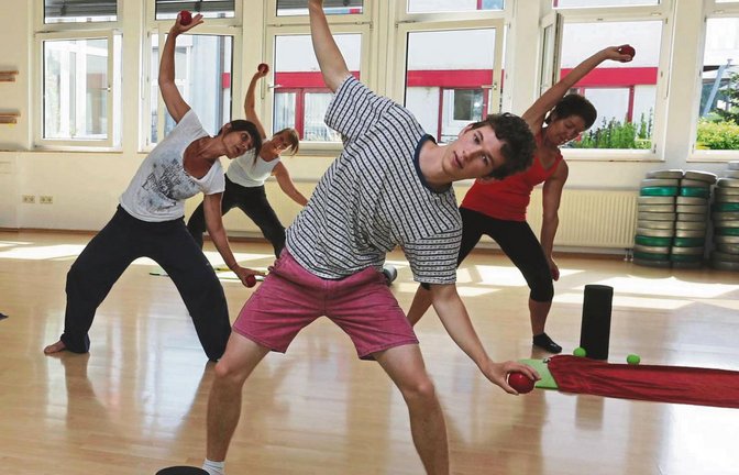 Faszientraining im Rahmen der Aktion Aktiv & Fit in der Region – mittendrin: VKZ-Praktikant Lars Kirchhoff Foto: Küppers