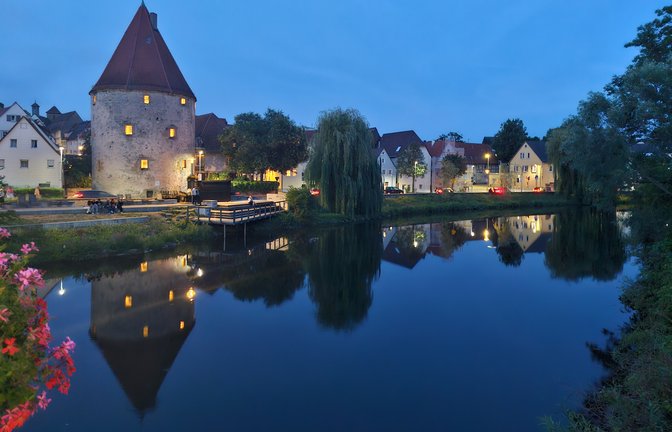 Jutta Jantzen gelang dieses Foto mit Enz und Vaihinger Pulverturm zur Blauen Stunde. „Das Bild strahlt so viel Ruhe und Frieden aus. Unser Vaihingen hat so viele schöne Seiten“, schreibt sie zu ihrem Bild.