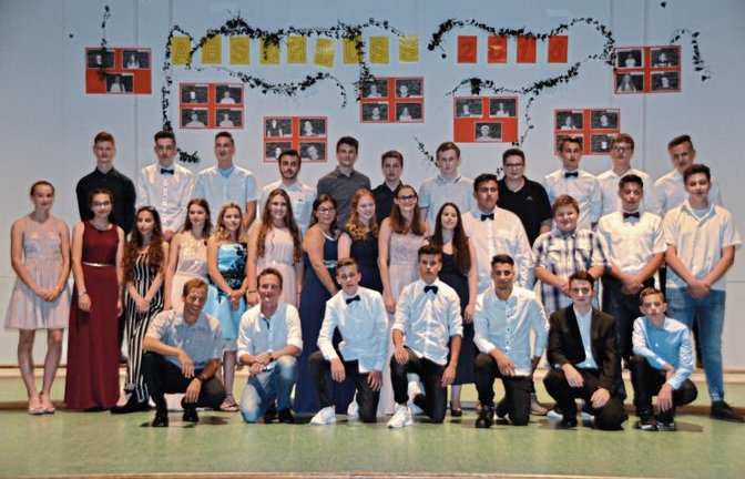 Sie dürfen sich über ihre Abschlusszeugnisse freuen: die Schüler der Kirbachschule.  Foto: p