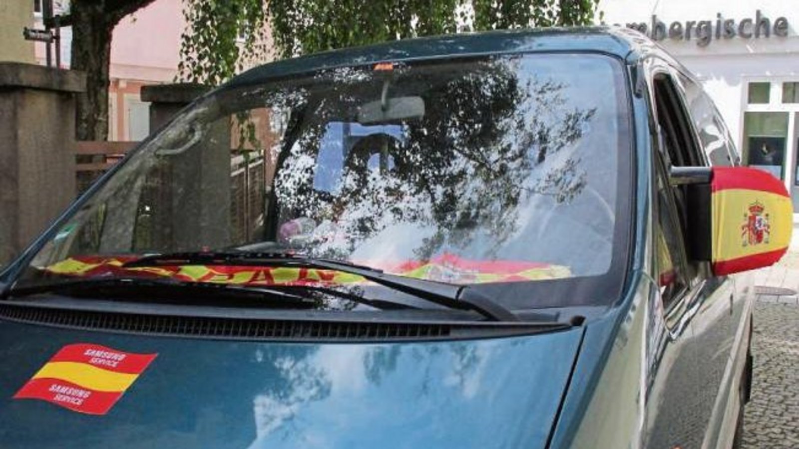 Wahre Fans stehen auch nach dem Ausscheiden ihres Team zur ihrer Mannschaft. Das haben sich auch die Besitzer dieses Autos gedacht und ihr Fahrzeug dementsprechend im Spanien-Look gelassen. „Heute Abend drücken wir selbstverständlich den Deutschen die Dau Wahre Fans stehen auch nach dem Ausscheiden ihres Team zur ihrer Mannschaft. Das haben sich auch die Besitzer dieses Autos gedacht und ihr Fahrzeug dementsprechend im Spanien-Look gelassen. „Heute Abend drücken wir selbstverständlich den Deutschen die Dau
