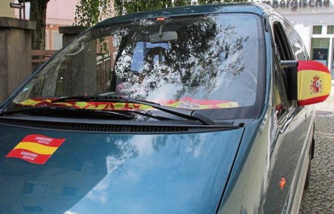 Wahre Fans stehen auch nach dem Ausscheiden ihres Team zur ihrer Mannschaft. Das haben sich auch die Besitzer dieses Autos gedacht und ihr Fahrzeug dementsprechend im Spanien-Look gelassen. „Heute Abend drücken wir selbstverständlich den Deutschen die Dau