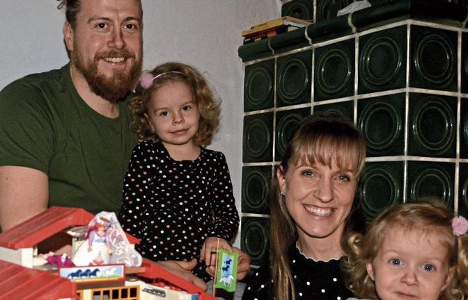 Die Illinger Tamara und David Emmerich warten bislang vergeblich auf einen Kindergartenplatz für ihre Töchter Vivien (von links) und Olivia.  Foto: Stahlfeld