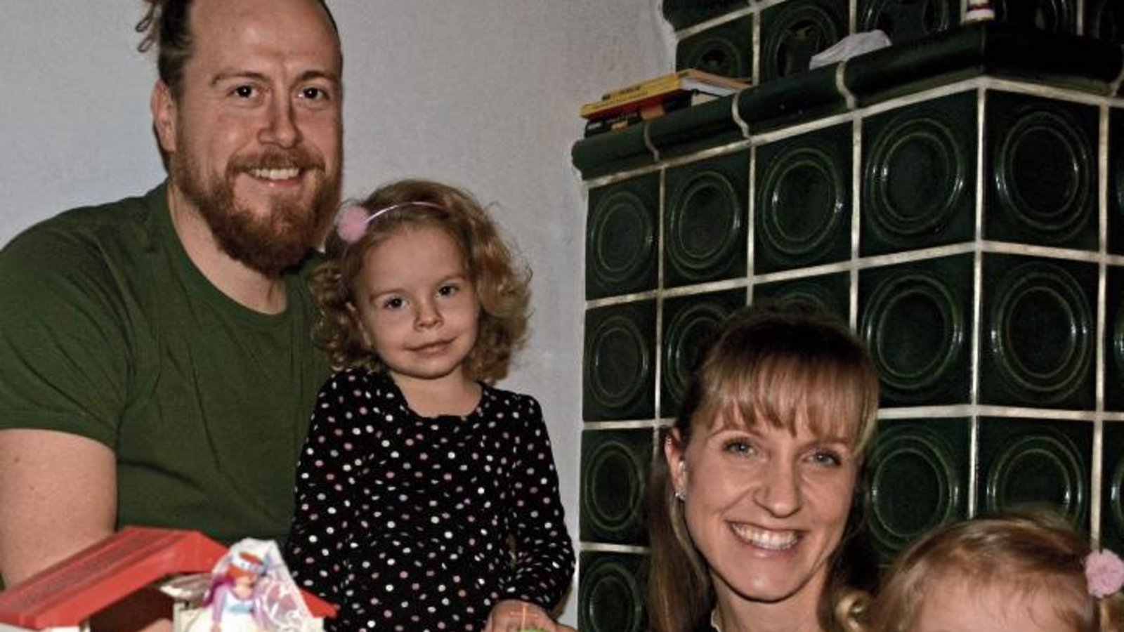 Die Illinger Tamara und David Emmerich warten bislang vergeblich auf einen Kindergartenplatz für ihre Töchter Vivien (von links) und Olivia.  Foto: Stahlfeld