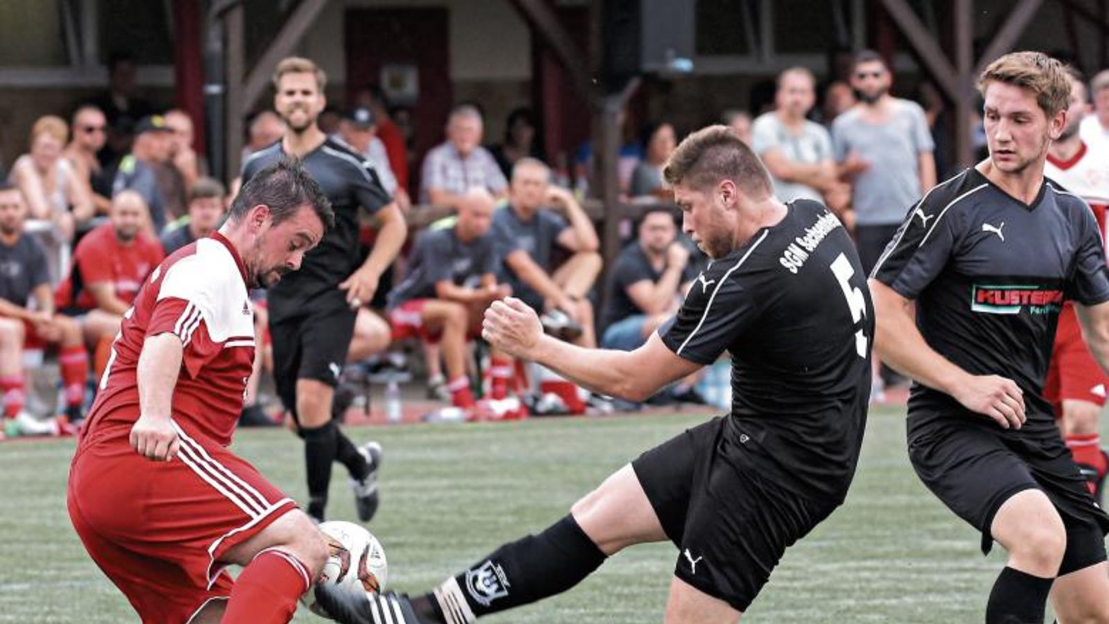 Wenn Hohenhaslachs Stefan Hellwig (links) und Eike Fiedler um den Ball kämpfen, geht es zur Sache. Am Sonntag ist das Rückspiel in Sachsenheim. Foto: Küppers Wenn Hohenhaslachs Stefan Hellwig (links) und Eike Fiedler um den Ball kämpfen, geht es zur Sache. Am Sonntag ist das Rückspiel in Sachsenheim. Foto: Küppers