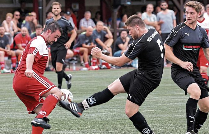 Wenn Hohenhaslachs Stefan Hellwig (links) und Eike Fiedler um den Ball kämpfen, geht es zur Sache. Am Sonntag ist das Rückspiel in Sachsenheim. Foto: Küppers