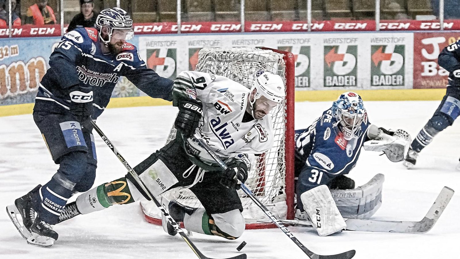 Bietigheims Frederik Cabana (Mitte) wird bei einem Bauerntrick von Stephan Wilhelm (links) ins Straucheln gebracht. Riessersees -Goalie Andrew Hare wäre aber für den Schuss bereit. Foto: Simecek Bietigheims Frederik Cabana (Mitte) wird bei einem Bauerntrick von Stephan Wilhelm (links) ins Straucheln gebracht. Riessersees -Goalie Andrew Hare wäre aber für den Schuss bereit. Foto: Simecek