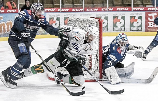 Bietigheims Frederik Cabana (Mitte) wird bei einem Bauerntrick von Stephan Wilhelm (links) ins Straucheln gebracht. Riessersees -Goalie Andrew Hare wäre aber für den Schuss bereit. Foto: Simecek