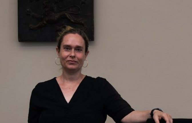 Arlette Errington an einem ihrer Arbeitsorte: das Vaihinger Amtsgericht. <span class='image-autor'>Foto: p</span>