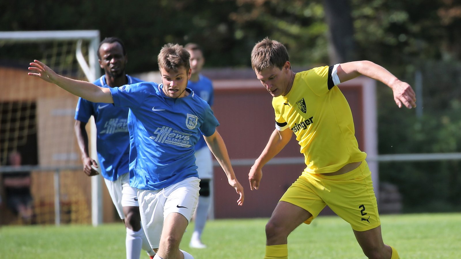 Im Auftaktspiel ist der VfB Vaihingen (links Julian Lienerth) beim TSV Ensingen unter die Räder gekommen, gegen Großglattbach hat er sich dagegen schadlos gehalten. Am Sonntag muss die Mannschaft zur bislang verlustpunktfreien SGM Riexingen II. Foto: Küppers Im Auftaktspiel ist der VfB Vaihingen (links Julian Lienerth) beim TSV Ensingen unter die Räder gekommen, gegen Großglattbach hat er sich dagegen schadlos gehalten. Am Sonntag muss die Mannschaft zur bislang verlustpunktfreien SGM Riexingen II. Foto: Küppers