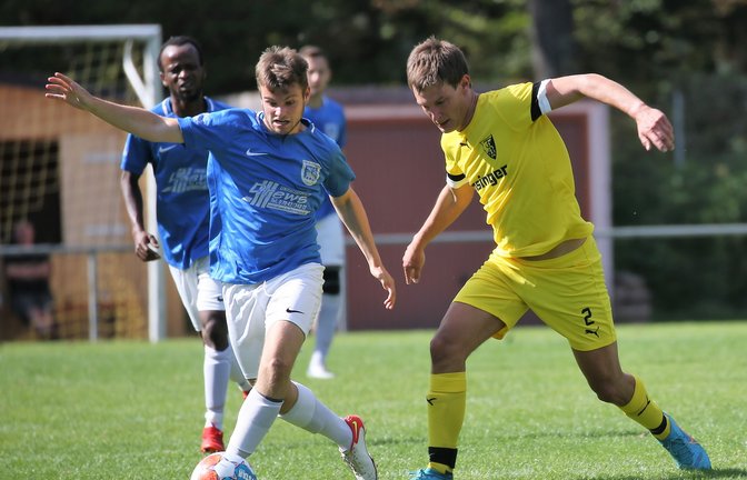 Im Auftaktspiel ist der VfB Vaihingen (links Julian Lienerth) beim TSV Ensingen unter die Räder gekommen, gegen Großglattbach hat er sich dagegen schadlos gehalten. Am Sonntag muss die Mannschaft zur bislang verlustpunktfreien SGM Riexingen II. <span class='image-autor'>Foto: Küppers</span>