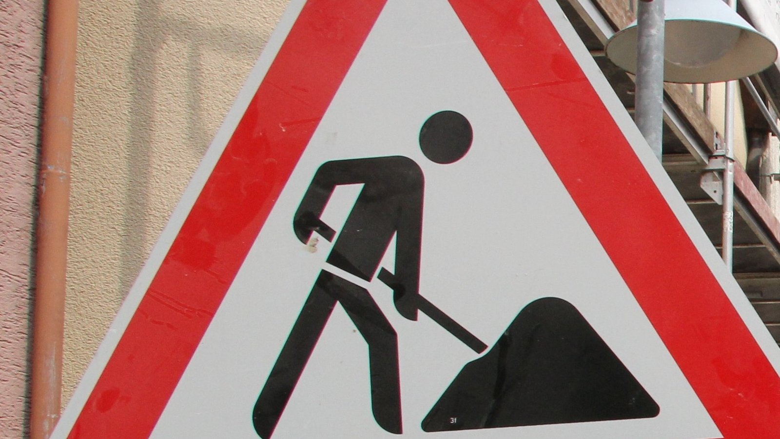 Achtung Baustelle: Bei Wiernsheim muss eine Fahrbahn saniert werden. Archivfoto: Banholzer Achtung Baustelle: Bei Wiernsheim muss eine Fahrbahn saniert werden. Archivfoto: Banholzer