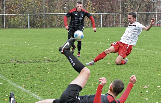 Spektakuläre Szenen vor dem Gästetor gab es gestern zuhauf. Hier wäre Wiernsheims David Zywicki (rechts) zu spät gekommen, wenn Sascha Berger (am Boden) den Ball mit voller Wucht getroffen hätte. Die TSV-Abwehr hatte den Horrheimern wenig entgegenzusetzen. Foto: Küppers
