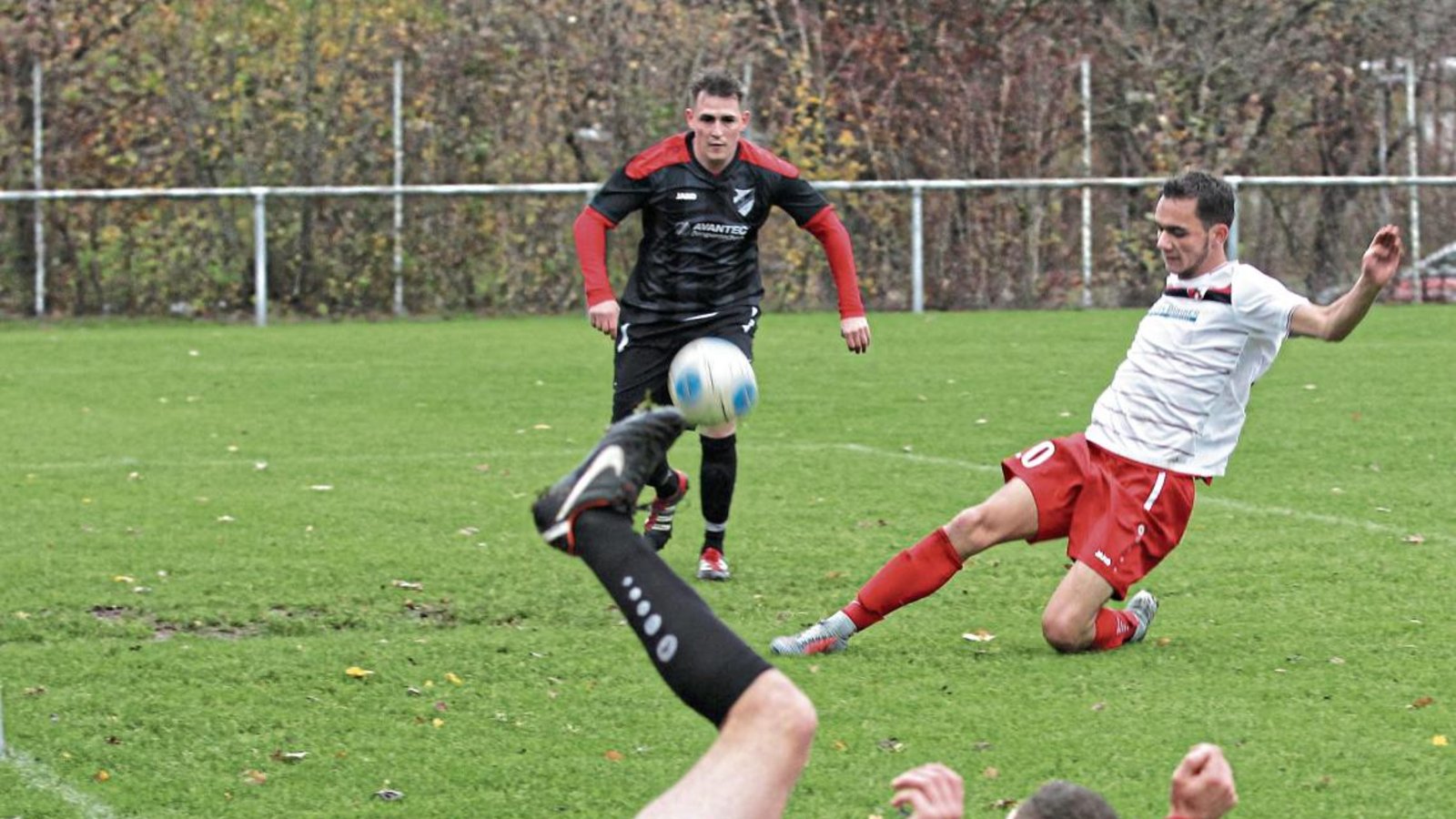 Spektakuläre Szenen vor dem Gästetor gab es gestern zuhauf. Hier wäre Wiernsheims David Zywicki (rechts) zu spät gekommen, wenn Sascha Berger (am Boden) den Ball mit voller Wucht getroffen hätte. Die TSV-Abwehr hatte den Horrheimern wenig entgegenzusetzen. Foto: Küppers Spektakuläre Szenen vor dem Gästetor gab es gestern zuhauf. Hier wäre Wiernsheims David Zywicki (rechts) zu spät gekommen, wenn Sascha Berger (am Boden) den Ball mit voller Wucht getroffen hätte. Die TSV-Abwehr hatte den Horrheimern wenig entgegenzusetzen. Foto: Küppers