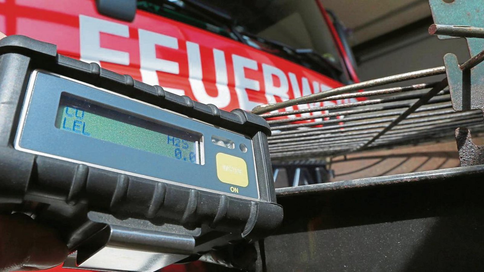 Wenn die Feuerwehr mit dem Gasmessgerät zur Grillparty kommt, ist etwas schiefgegangen. An Ostermontag haben in Illingen sechs Personen zu viel CO abbekommen. Foto: Küppers