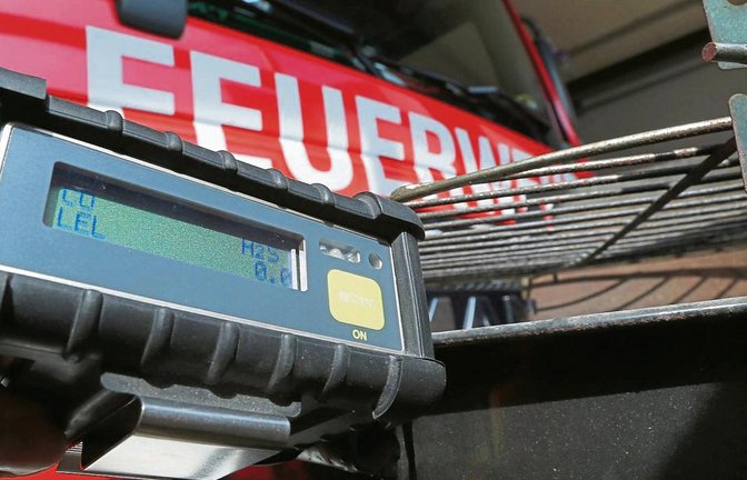 Wenn die Feuerwehr mit dem Gasmessgerät zur Grillparty kommt, ist etwas schiefgegangen. An Ostermontag haben in Illingen sechs Personen zu viel CO abbekommen. Foto: Küppers