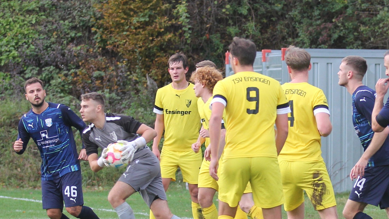 Zur starken Abwehr des TSV Ensingen gehört auch Keeper Lukas Lohfink (2. von links). Der Aufsteiger verfügt über das zweitbeste Bollwerk der Liga. Foto: Dittrich Zur starken Abwehr des TSV Ensingen gehört auch Keeper Lukas Lohfink (2. von links). Der Aufsteiger verfügt über das zweitbeste Bollwerk der Liga. Foto: Dittrich