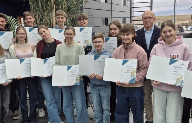Die Schülerinnen und Schüler freuen sich über ihre Urkunden. <span class='image-autor'>Foto: p</span>