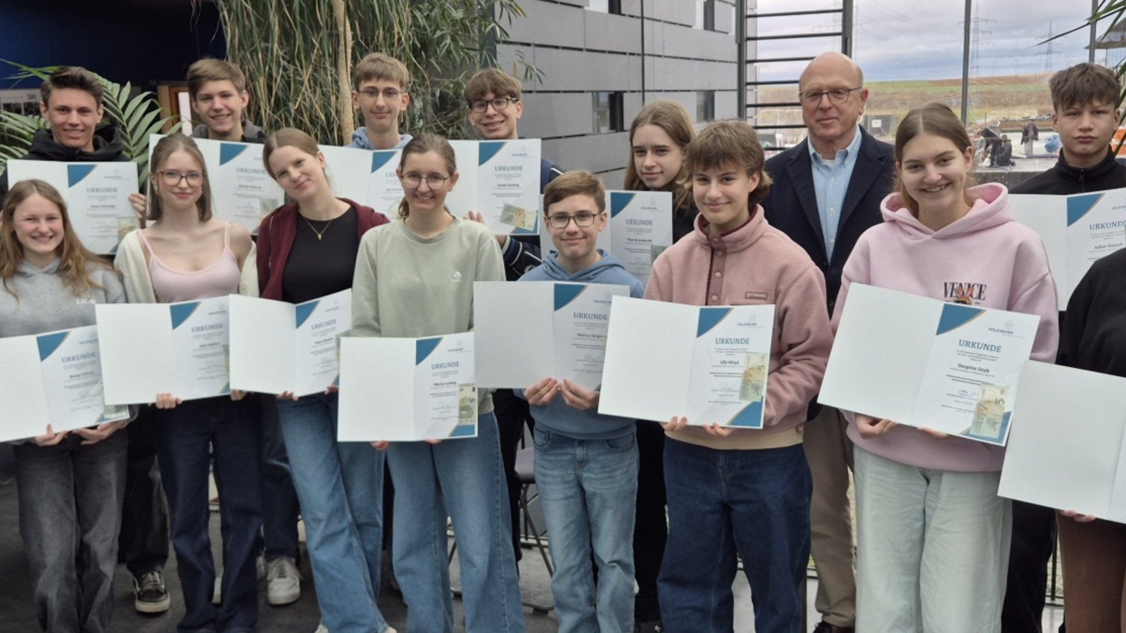 Die Schülerinnen und Schüler freuen sich über ihre Urkunden. Foto: p