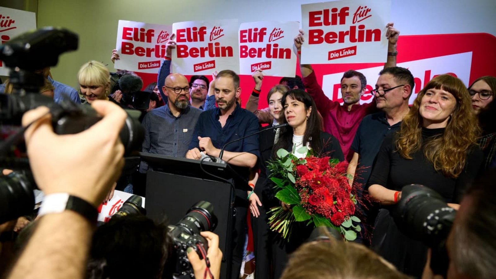 Elif Eralp (Mitte r), Fraktionsvorsitzende der Partei Die Linke im Berliner Abgeordnetenhaus, steht während eines Landesparteitags der Berliner Linken mit einem Blumenstrauß auf dem Podium.Sebastian Gollnow/dpa