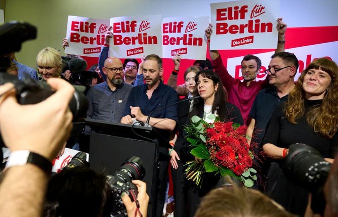 Elif Eralp (Mitte r), Fraktionsvorsitzende der Partei Die Linke im Berliner Abgeordnetenhaus, steht während eines Landesparteitags der Berliner Linken mit einem Blumenstrauß auf dem Podium.<span class='image-autor'>Sebastian Gollnow/dpa</span>