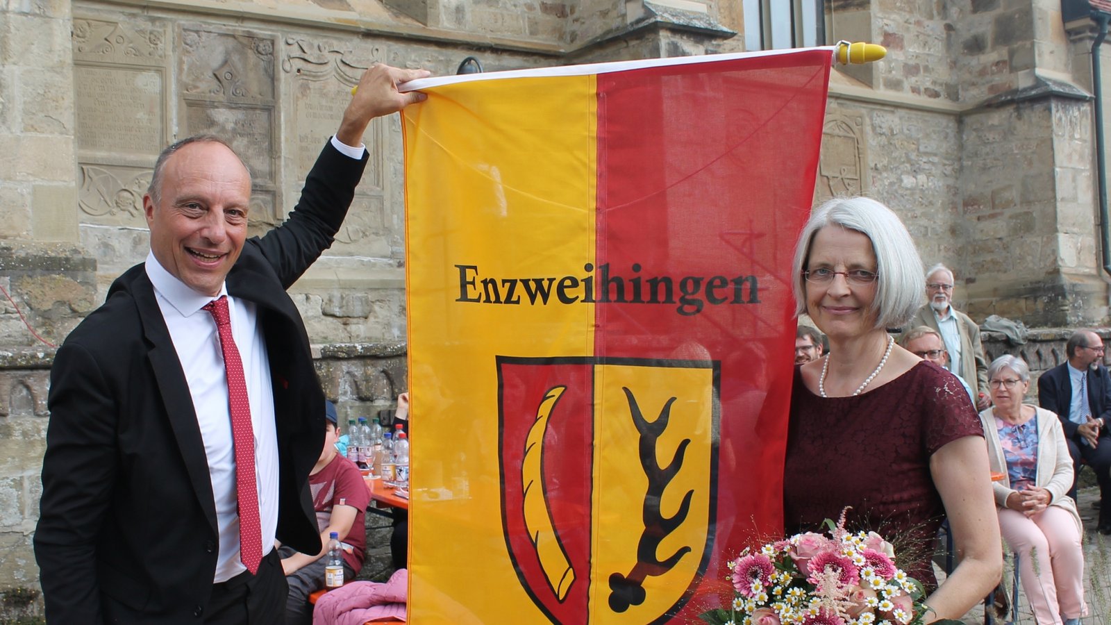 Pfarrer Jochen Hägele und Ehefrau Gudrun mit der Enzweihinger Fahne.