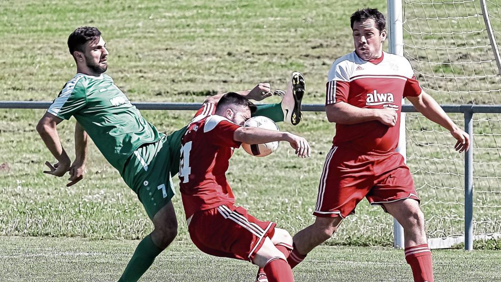 Voller Einsatz: Albert Bajrami (links) vom FV Markgröningen und Arsim Susuri (Mitte) wollen im Verfolgerduell unbedingt an den Ball. Foto: Simecek Voller Einsatz: Albert Bajrami (links) vom FV Markgröningen und Arsim Susuri (Mitte) wollen im Verfolgerduell unbedingt an den Ball. Foto: Simecek