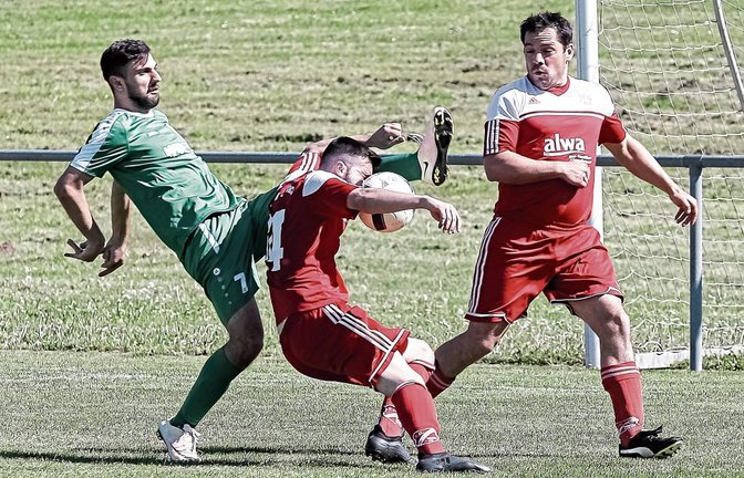 Voller Einsatz: Albert Bajrami (links) vom FV Markgröningen und Arsim Susuri (Mitte) wollen im Verfolgerduell unbedingt an den Ball.  Foto: Simecek