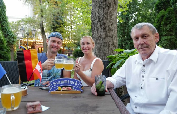 Blick auf den Stammtisch von Michael Löffler in Odessa: Manfred (re.), der Siebenbürger Sachse,  hat seine neue Heimat in Odessa gefunden. Das ukrainische Pärchen kommt, um Deutsch als Fremdsprache aufzufrischen.<span class='image-autor'>Till Mayer</span>