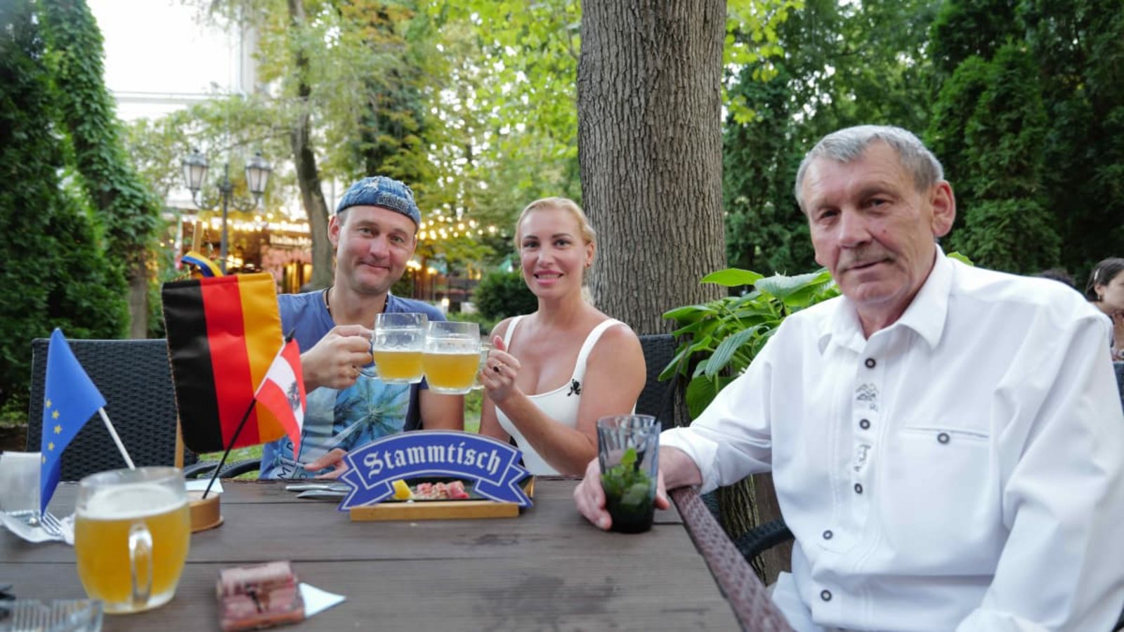 Blick auf den Stammtisch von Michael Löffler in Odessa: Manfred (re.), der Siebenbürger Sachse, hat seine neue Heimat in Odessa gefunden. Das ukrainische Pärchen kommt, um Deutsch als Fremdsprache aufzufrischen.Till Mayer Blick auf den Stammtisch von Michael Löffler in Odessa: Manfred (re.), der Siebenbürger Sachse, hat seine neue Heimat in Odessa gefunden. Das ukrainische Pärchen kommt, um Deutsch als Fremdsprache aufzufrischen.Till Mayer