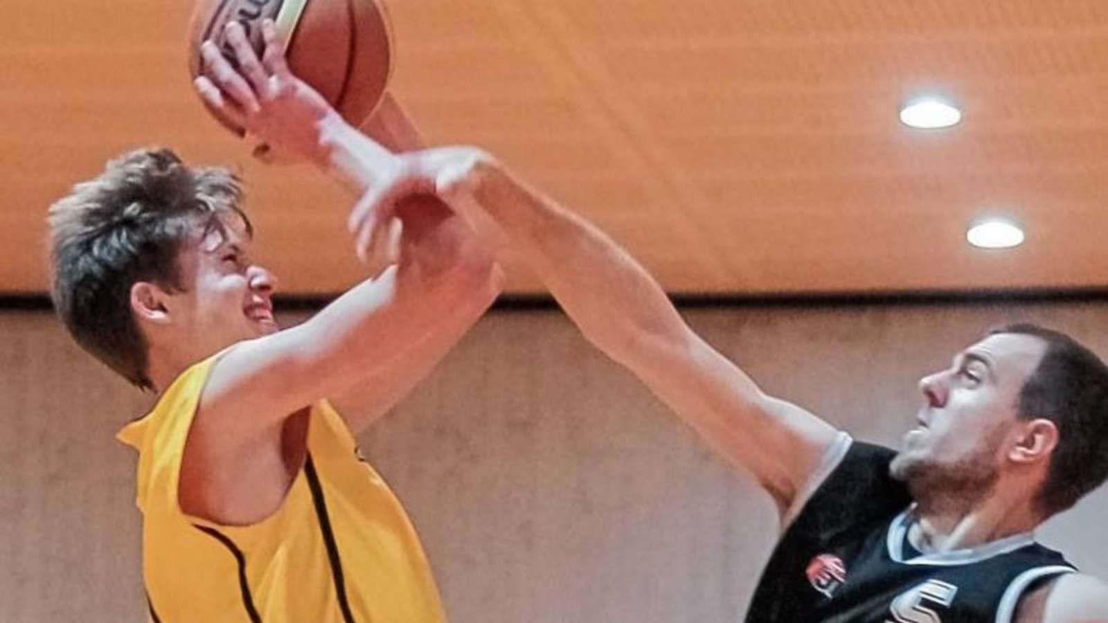 Der Horrheimer Mirko Herr (links) und der SV Fellbach hatten bei der NBBL-Qualifikation einen schweren Stand gegen in der Regel besser eingespielte Konkurrenz. Foto: Archiv/Simecek Der Horrheimer Mirko Herr (links) und der SV Fellbach hatten bei der NBBL-Qualifikation einen schweren Stand gegen in der Regel besser eingespielte Konkurrenz. Foto: Archiv/Simecek