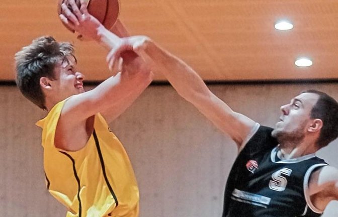 Der Horrheimer Mirko Herr (links) und der SV Fellbach hatten bei der NBBL-Qualifikation einen schweren Stand gegen in der Regel besser eingespielte Konkurrenz. Foto: Archiv/Simecek