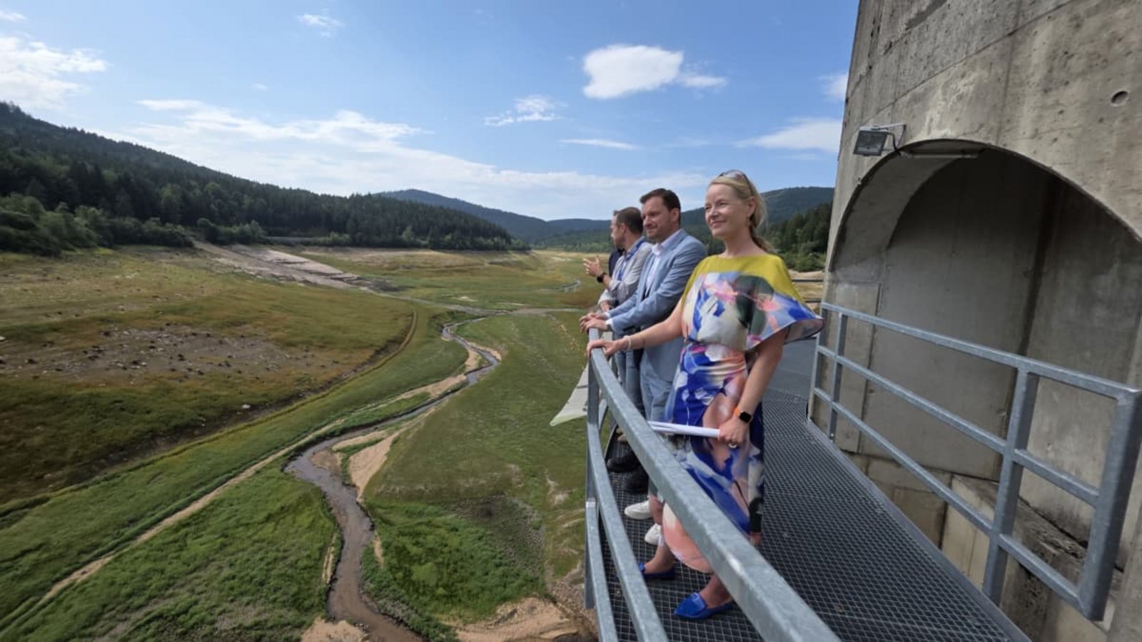 Blick von der Schwarzenbach-Talsperreüber das leere Staubecken: vorne Landes-Umweltministerin Thekla Walker (Grüne), dahinter Forbachs Bürgermeister Robert Stiebler (parteilos).Jens Schmitz