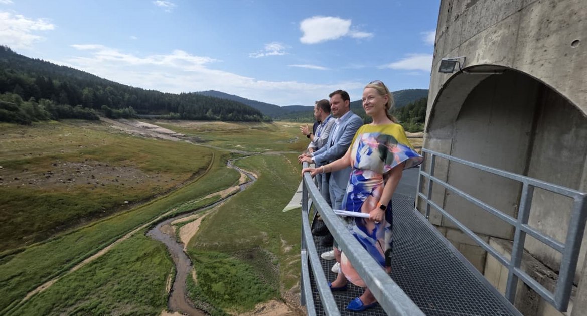 Blick von der Schwarzenbach-Talsperreüber das leere Staubecken: vorne Landes-Umweltministerin Thekla Walker (Grüne), dahinter Forbachs Bürgermeister Robert Stiebler (parteilos).