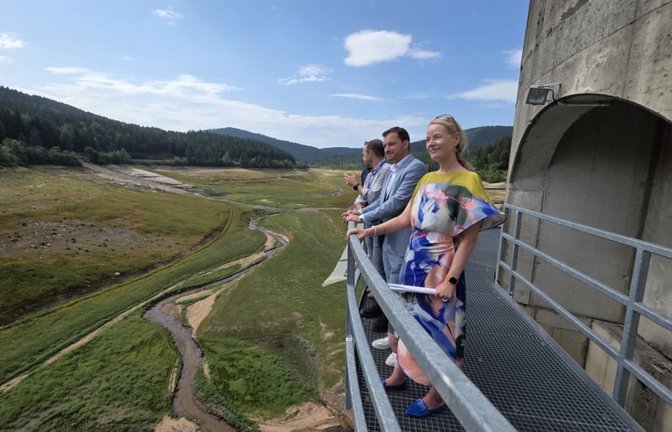 Blick von der Schwarzenbach-Talsperreüber das leere Staubecken: vorne Landes-Umweltministerin Thekla Walker (Grüne), dahinter Forbachs Bürgermeister Robert Stiebler (parteilos).<span class='image-autor'>Jens Schmitz</span>