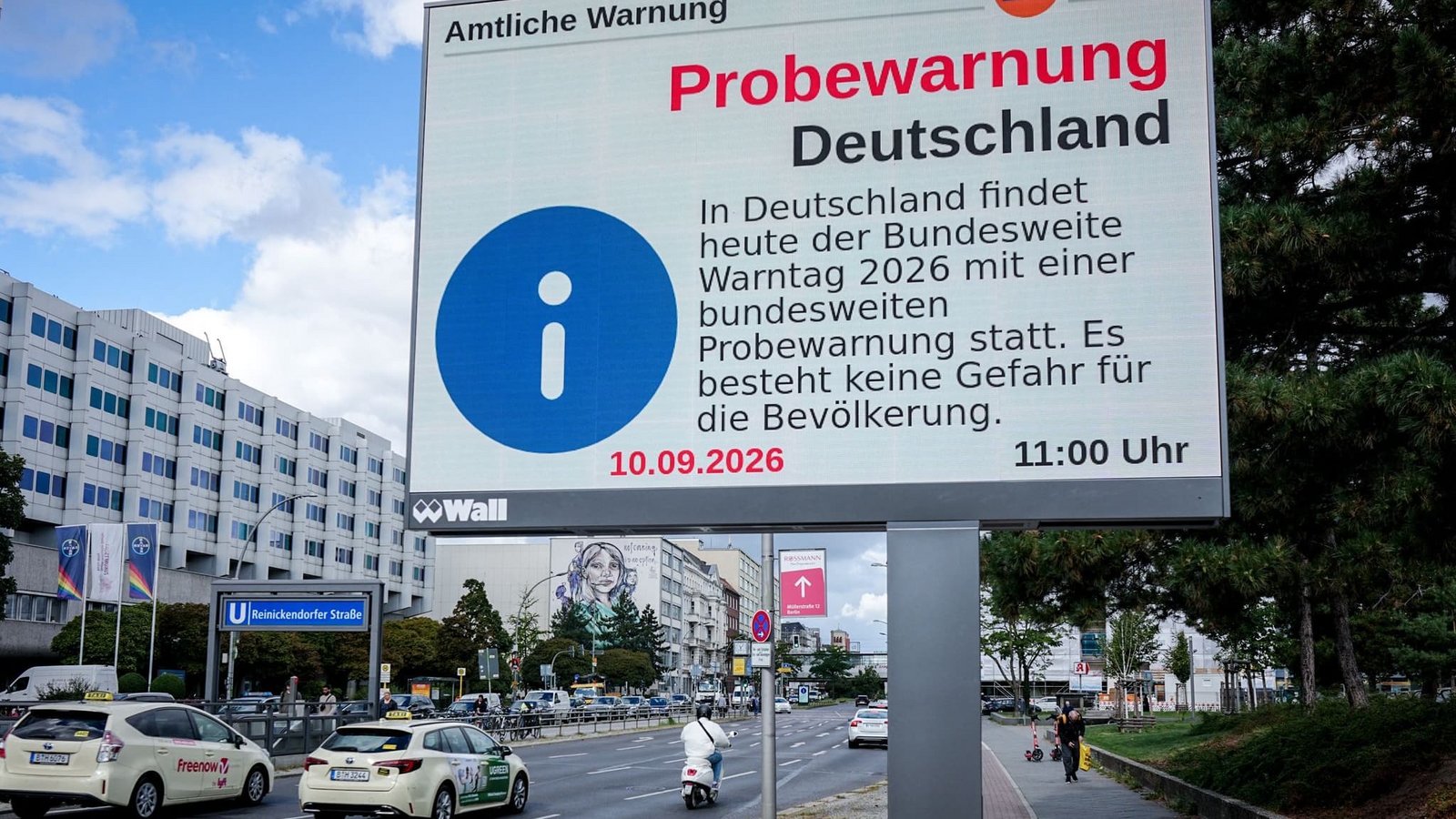 Eine Anzeigetafel zeigt einen Hinweis für den bundesweiten Warntag an. (zu dpa: «Innenminister Dobrindt mit positiver Warntag-Bilanz»)Kay Nietfeld/dpa Eine Anzeigetafel zeigt einen Hinweis für den bundesweiten Warntag an. (zu dpa: «Innenminister Dobrindt mit positiver Warntag-Bilanz»)Kay Nietfeld/dpa