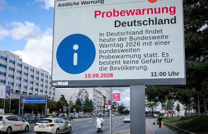 Eine Anzeigetafel zeigt einen Hinweis für den bundesweiten Warntag an. (zu dpa: «Innenminister Dobrindt mit positiver Warntag-Bilanz»)<span class='image-autor'>Kay Nietfeld/dpa</span>