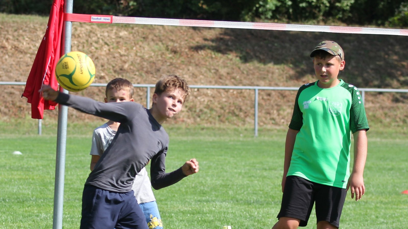 Großen Spaß macht das Brennball-Spiel mit Faustball-Regeln. Foto: Dittrich