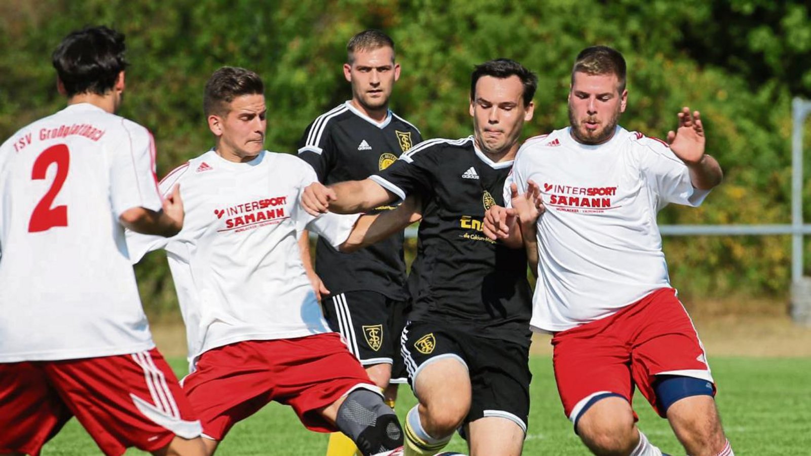 Marcel Müller und Jens Fischer (von rechts) schenken sich unter sengender Sonne nichts. Am Ende gewinnt Großglattbach mit 4.2. Foto: Küppers Marcel Müller und Jens Fischer (von rechts) schenken sich unter sengender Sonne nichts. Am Ende gewinnt Großglattbach mit 4.2. Foto: Küppers