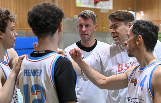 Oliver Gräßer (2. von rechts) hat schon vor seinem Trainerjob regelmäßig Anweisungen gegeben. <span class='image-autor'>Foto: Leitner</span>