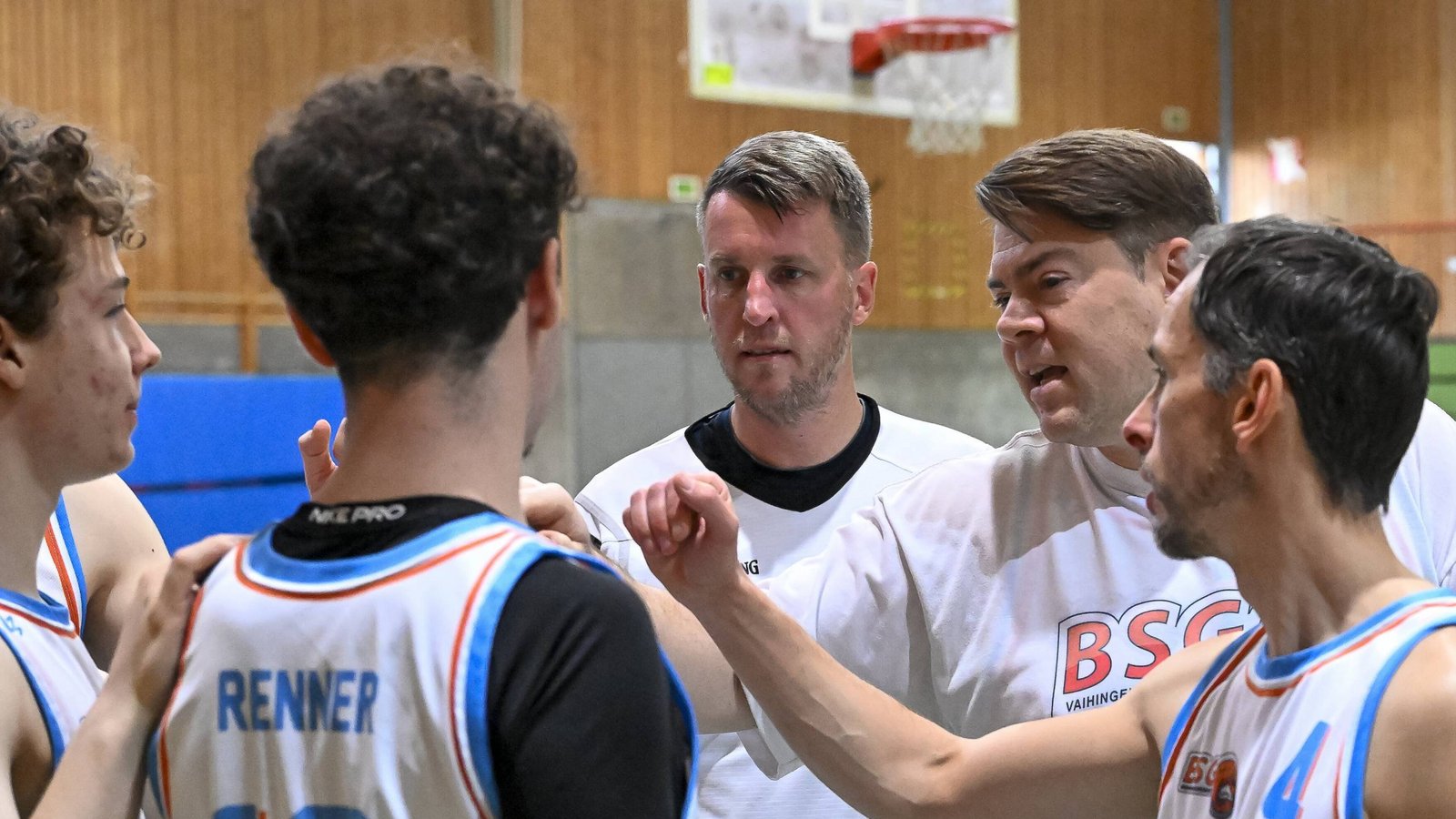 Oliver Gräßer (2. von rechts) hat schon vor seinem Trainerjob regelmäßig Anweisungen gegeben. Foto: Leitner Oliver Gräßer (2. von rechts) hat schon vor seinem Trainerjob regelmäßig Anweisungen gegeben. Foto: Leitner
