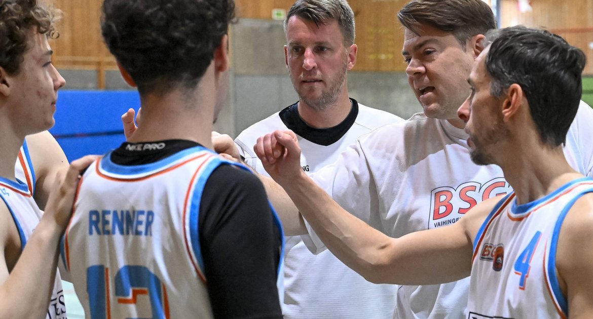 BSG Vaihingen - Sachsenheim (weißer Dress) - Kakro Merlins Crailsheim III, 29.11.2025,   Basketball, Männer, BBW3 Bezirksliga 1 Männer,  Saison 2025 / 2026,  Oliver Gräßer gibt vor dem Spiel letzte Anweisungen