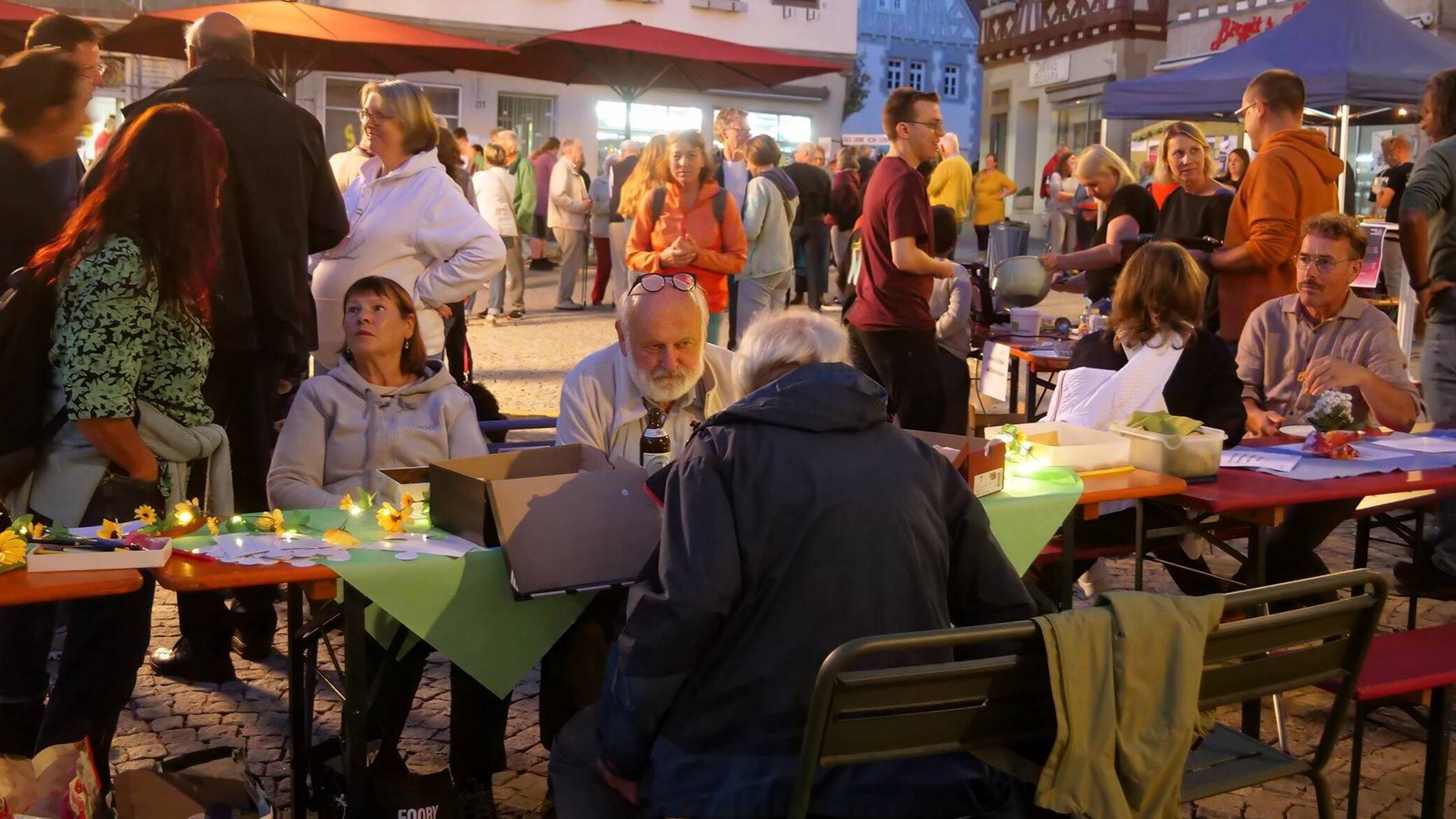 Gute Gespräche und geselliges Miteinander: die Nacht der Demokratie auf dem Marktplatz Vaihingen. Fotos: Friedrich Gute Gespräche und geselliges Miteinander: die Nacht der Demokratie auf dem Marktplatz Vaihingen. Fotos: Friedrich