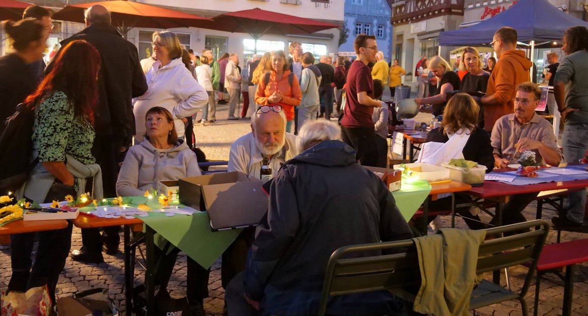 Erste Nach der Demokratie in Vaihingen. Am späten Abend gibt es auf dem Marktplatz Gespräche und Geselligkeit