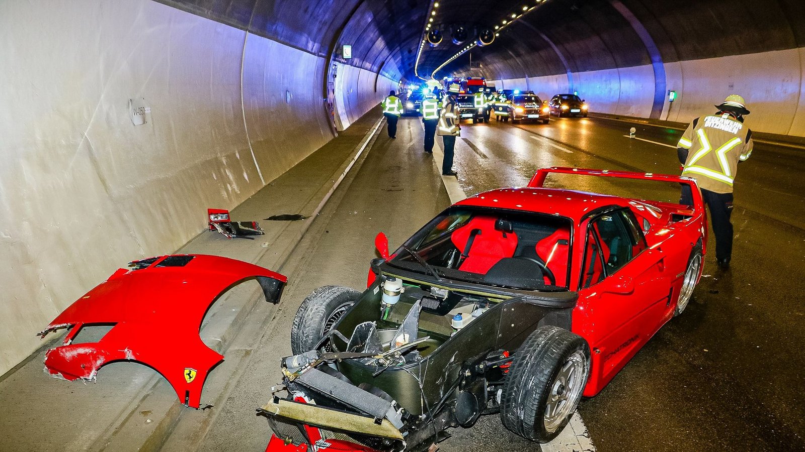Das Fahrzeug zerlegte es in diverse Einzelteile.Foto: KS-Images.de /Karsten Schmalz Das Fahrzeug zerlegte es in diverse Einzelteile.Foto: KS-Images.de /Karsten Schmalz