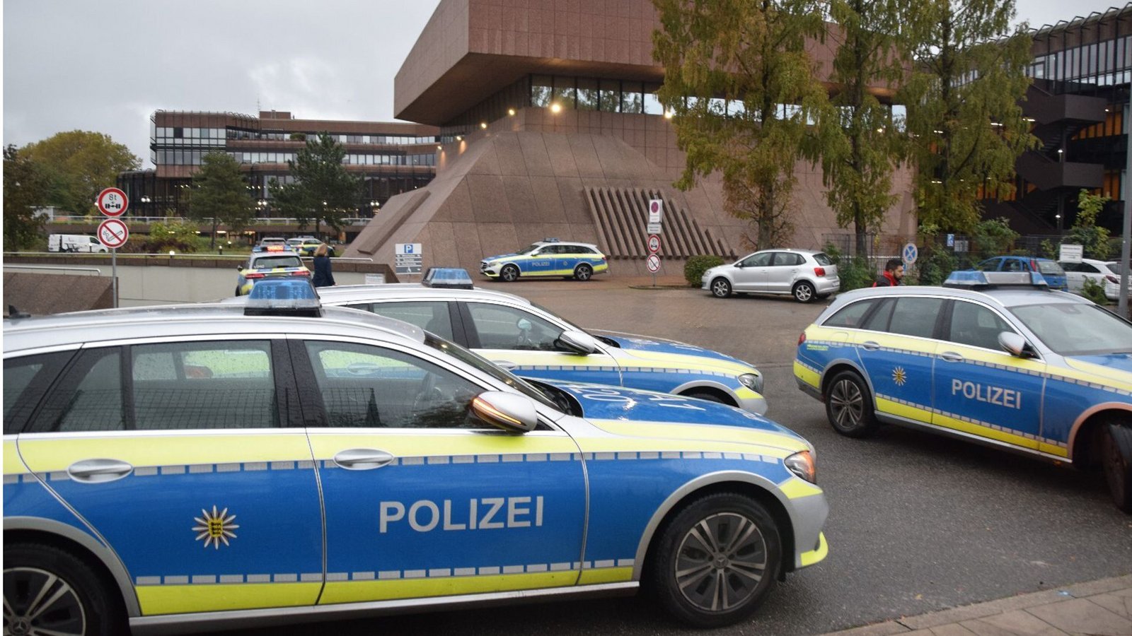 Ende Oktober 2023: Die Polizei räumt unter anderem die Hochschule der Bundesagentur für Arbeit in Mannheim. 150 Menschen werden in Sicherheit gebracht.Foto: dpa/Rene Priebe Ende Oktober 2023: Die Polizei räumt unter anderem die Hochschule der Bundesagentur für Arbeit in Mannheim. 150 Menschen werden in Sicherheit gebracht.Foto: dpa/Rene Priebe