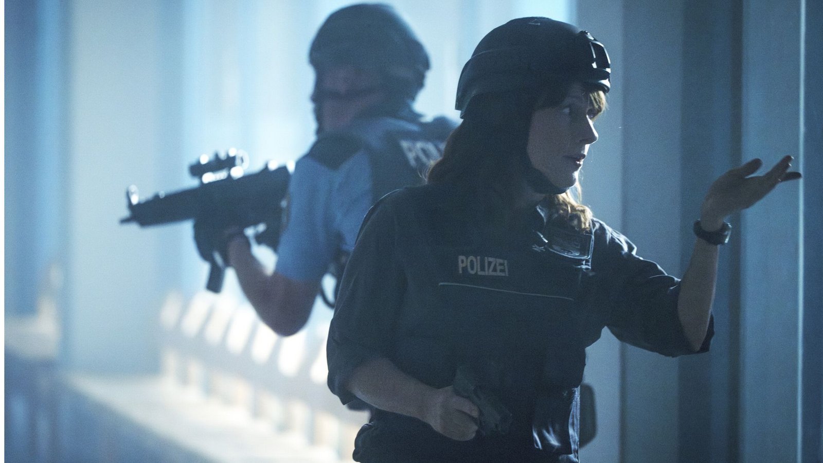 Brasch (Claudia Michelsen) schickt die Sanitäter zum Sekretariat, Schüsse sind zu hören.Foto: MDR/filmpool fiction/Stefan Erhard Brasch (Claudia Michelsen) schickt die Sanitäter zum Sekretariat, Schüsse sind zu hören.Foto: MDR/filmpool fiction/Stefan Erhard