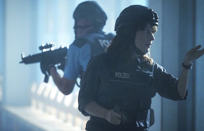 Brasch (Claudia Michelsen) schickt die Sanitäter zum Sekretariat, Schüsse sind zu hören.<span class='image-autor'>Foto: MDR/filmpool fiction/Stefan Erhard</span>