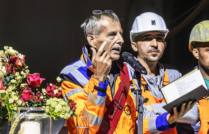 Diakon Peter Maile bei einer Andacht im Tunnel: die Figur der heiligen Barbara, der Schutzpatronin der Mineure, darf dabei natürlich nicht fehlen.<span class='image-autor'>Foto: imago/Arnulf Hettrich</span>